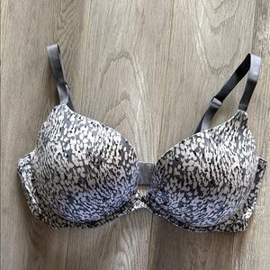 Victoria's Secret Gray and White Patterned T-Shirt Bra